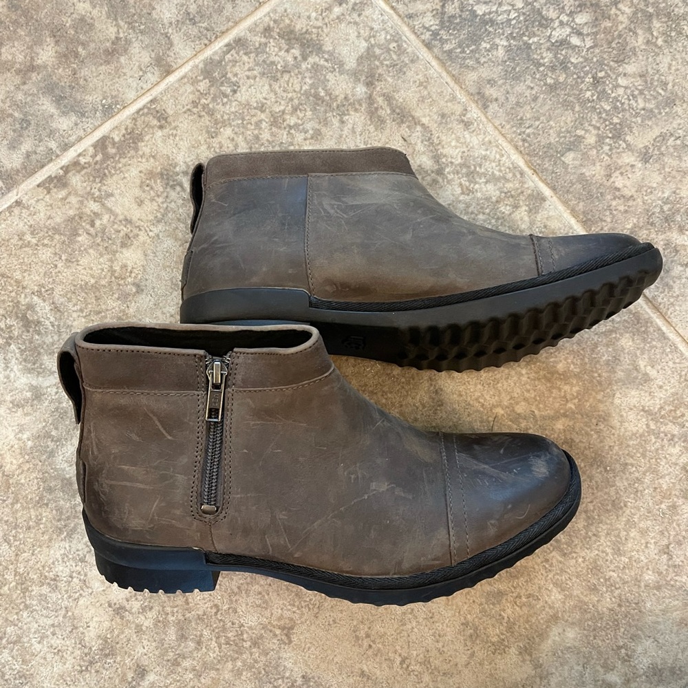 UGG women’s ATTELL boot size 8 NEW Mole color
